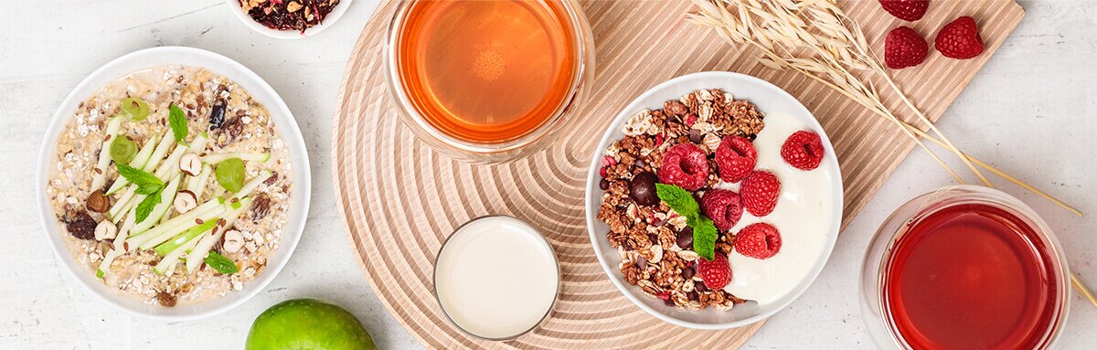 Fruehstuecks Paket mit Muesli, Nilk und Tee