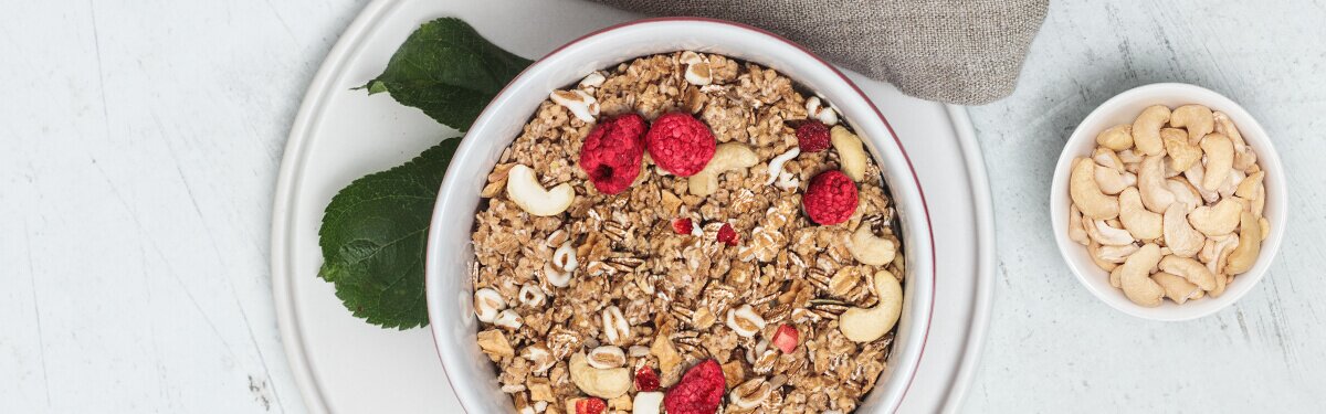 Himbeer Granatapfel Dinkel Crunchy Müsli mit Cashewkernen.