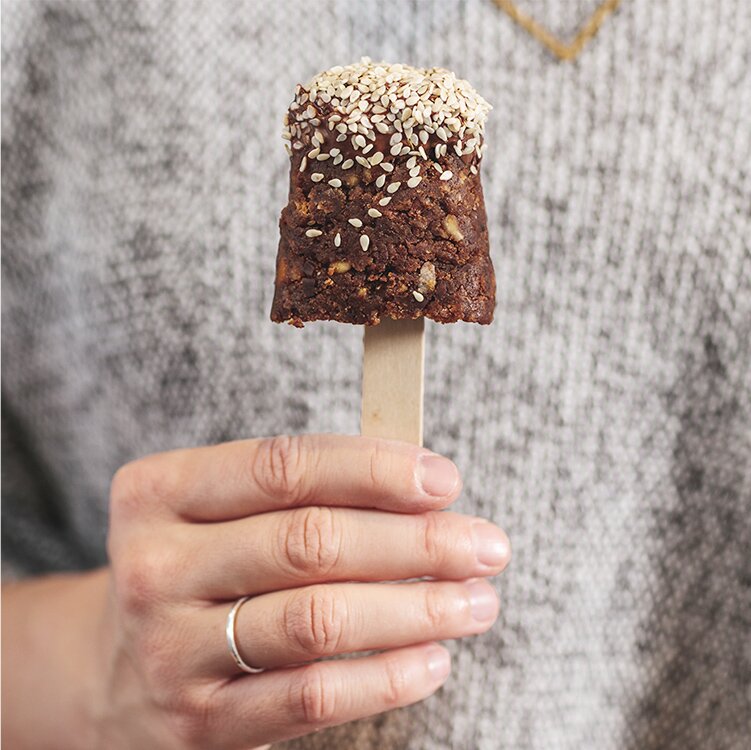Weihnachtliche Cake Pops mit Lebkuchen